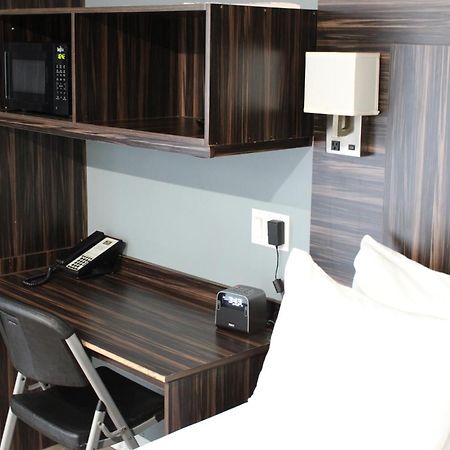 Olux Hotel-Motel-Suites Лавал Екстериор снимка