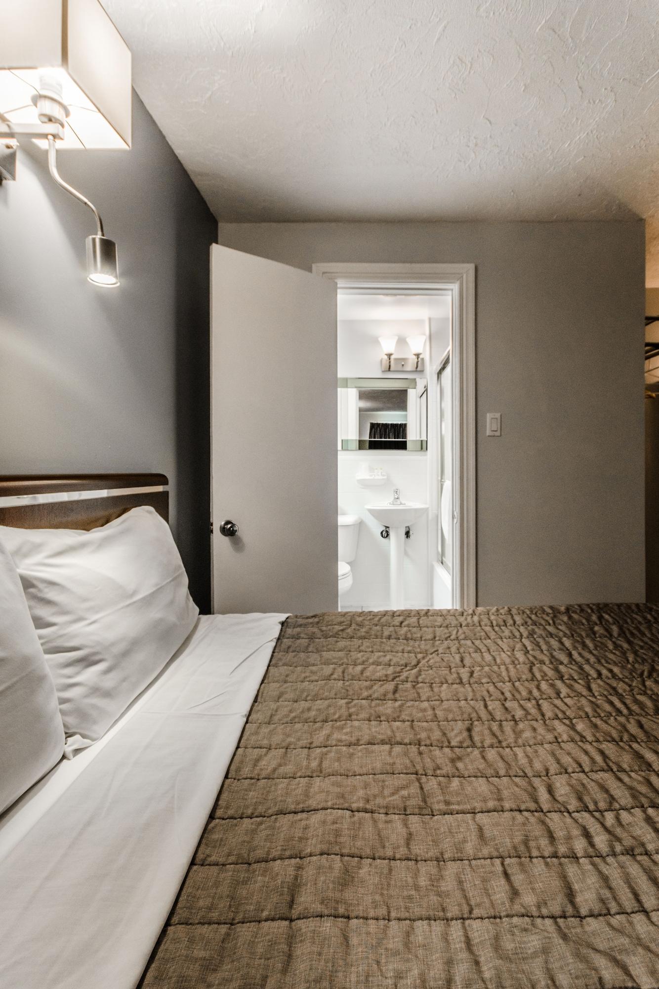 Olux Hotel-Motel-Suites Лавал Екстериор снимка