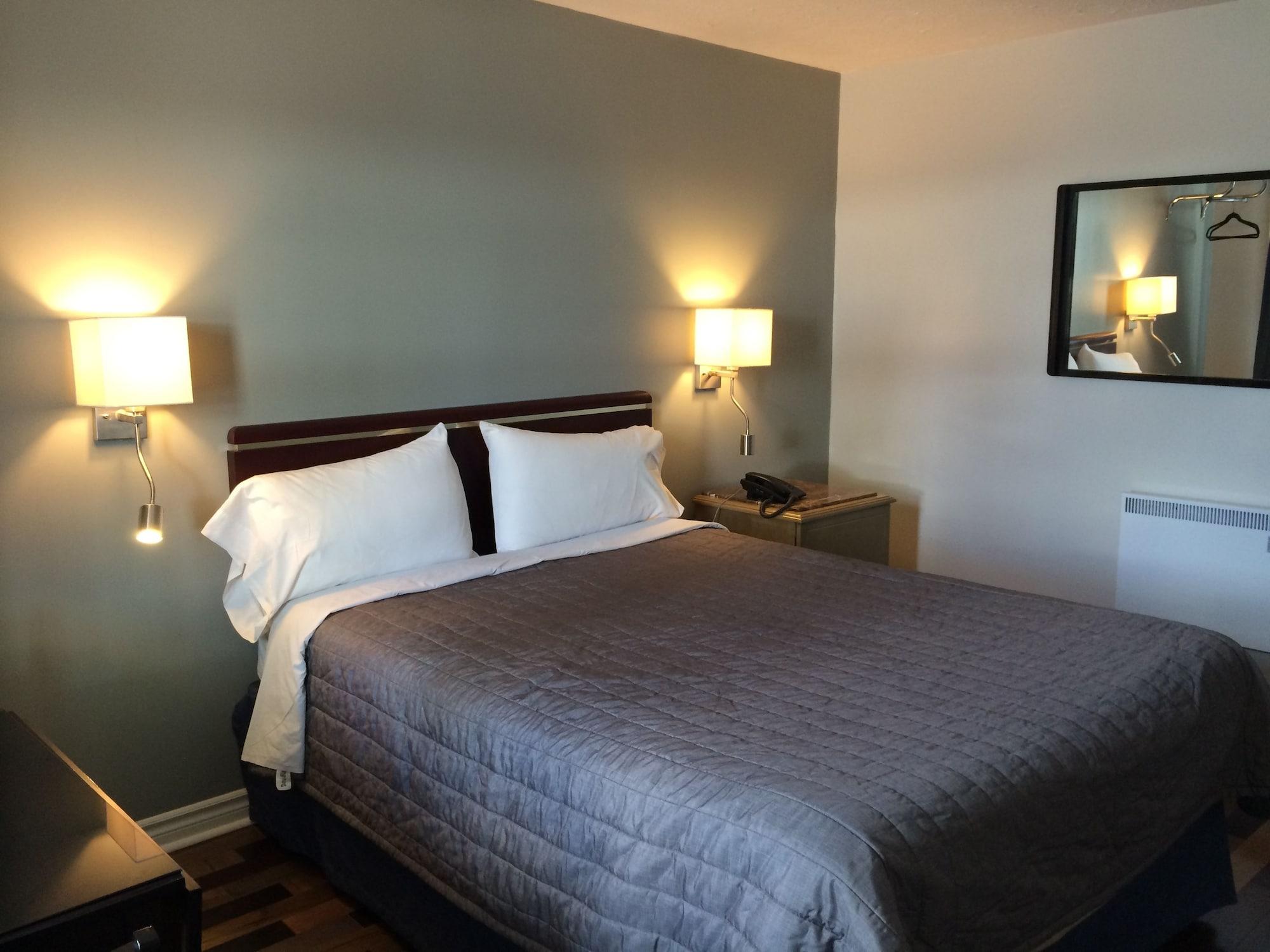Olux Hotel-Motel-Suites Лавал Екстериор снимка