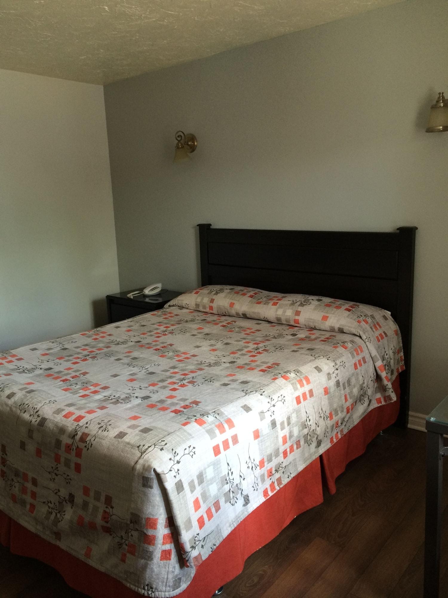 Olux Hotel-Motel-Suites Лавал Екстериор снимка