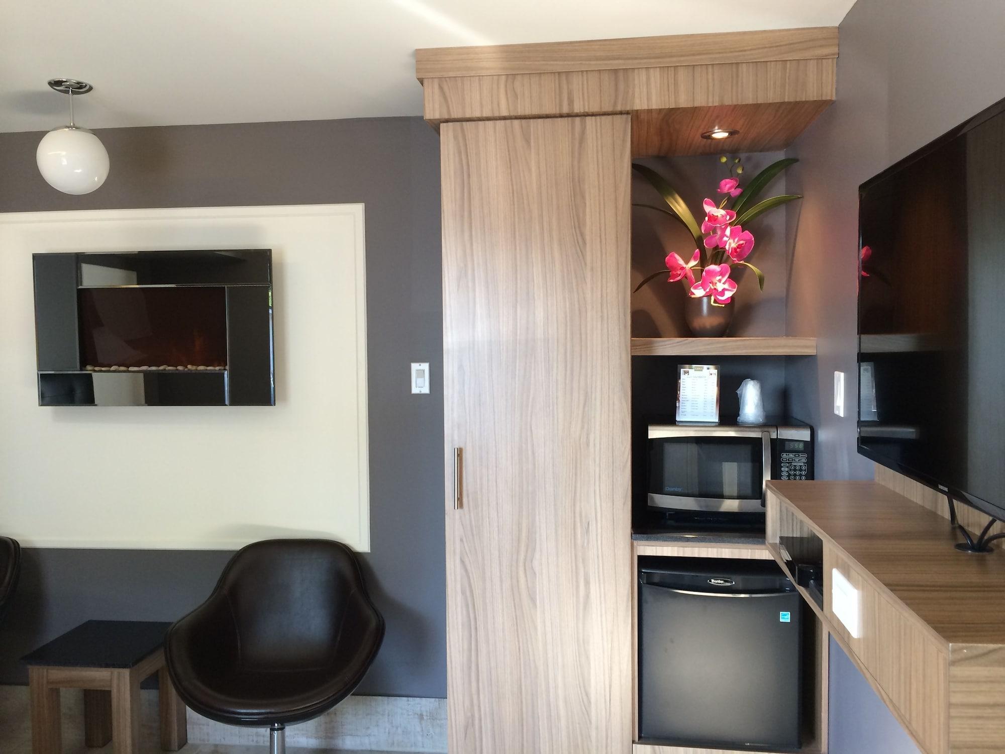 Olux Hotel-Motel-Suites Лавал Екстериор снимка