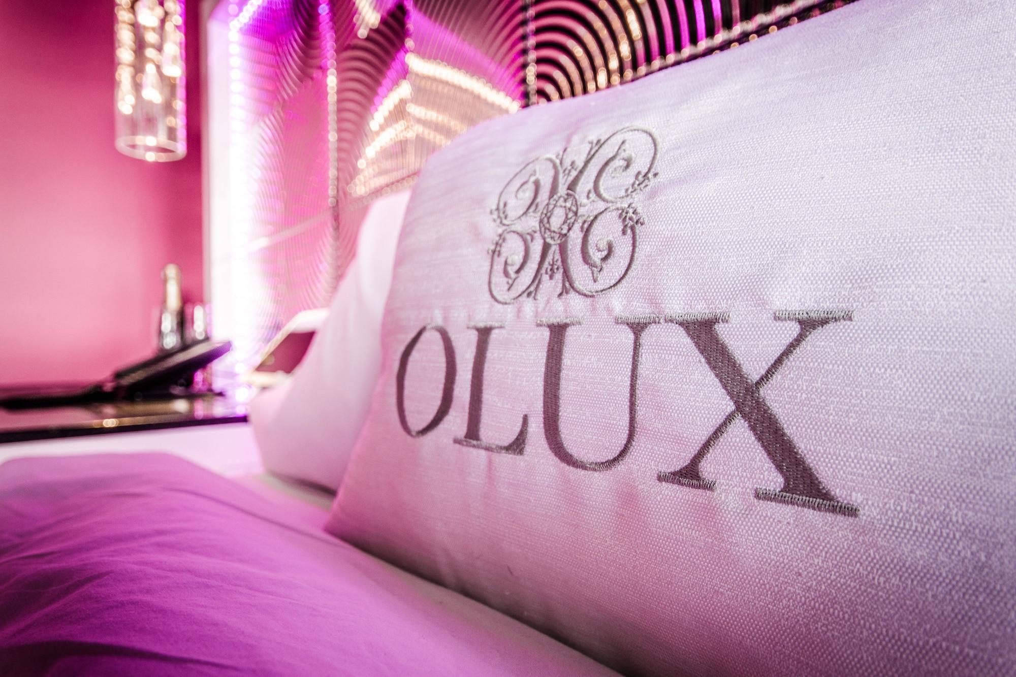 Olux Hotel-Motel-Suites Лавал Екстериор снимка