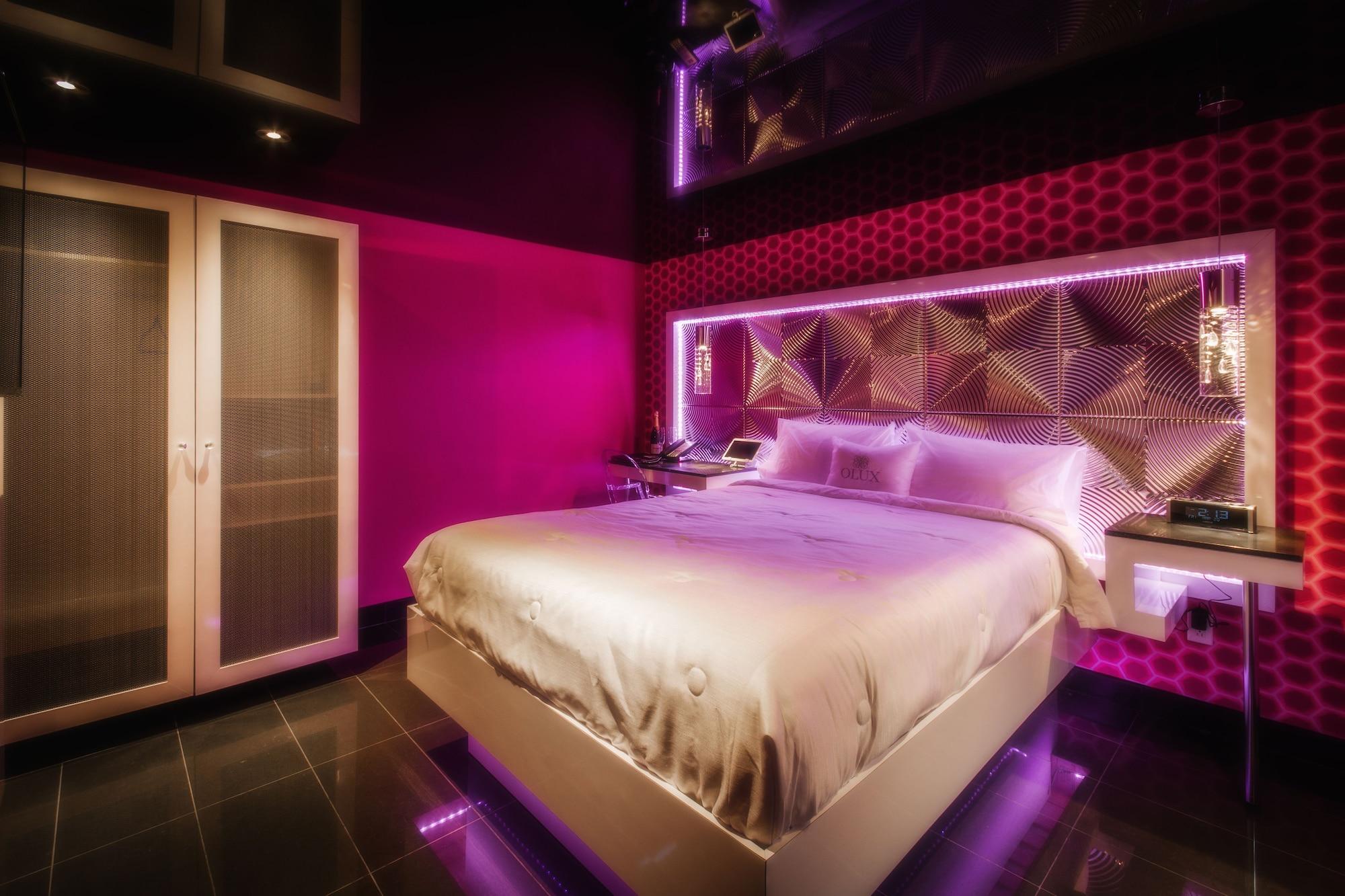Olux Hotel-Motel-Suites Лавал Екстериор снимка