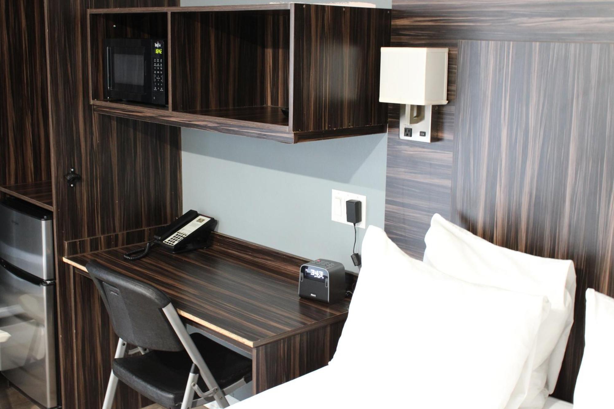 Olux Hotel-Motel-Suites Лавал Екстериор снимка