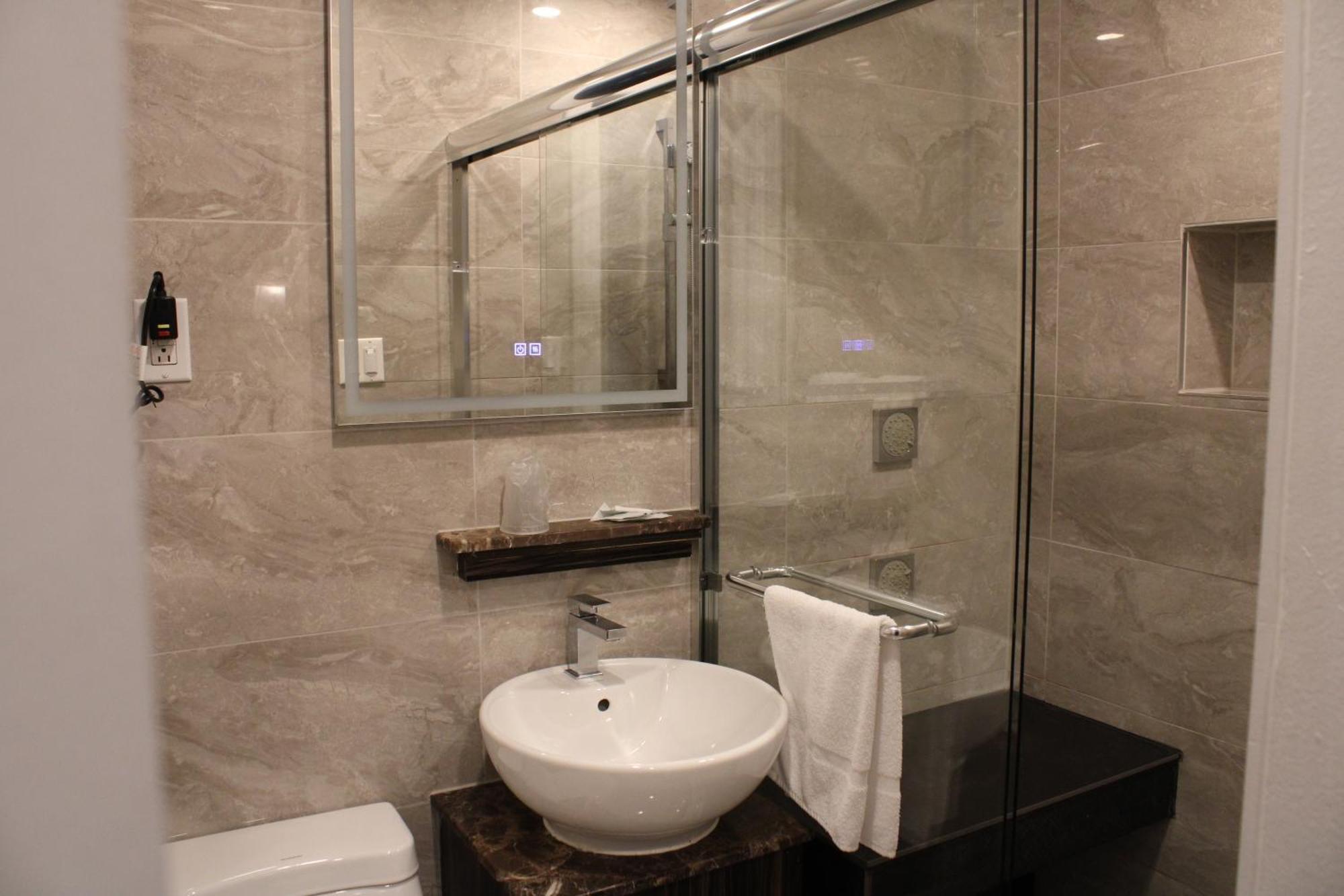 Olux Hotel-Motel-Suites Лавал Екстериор снимка