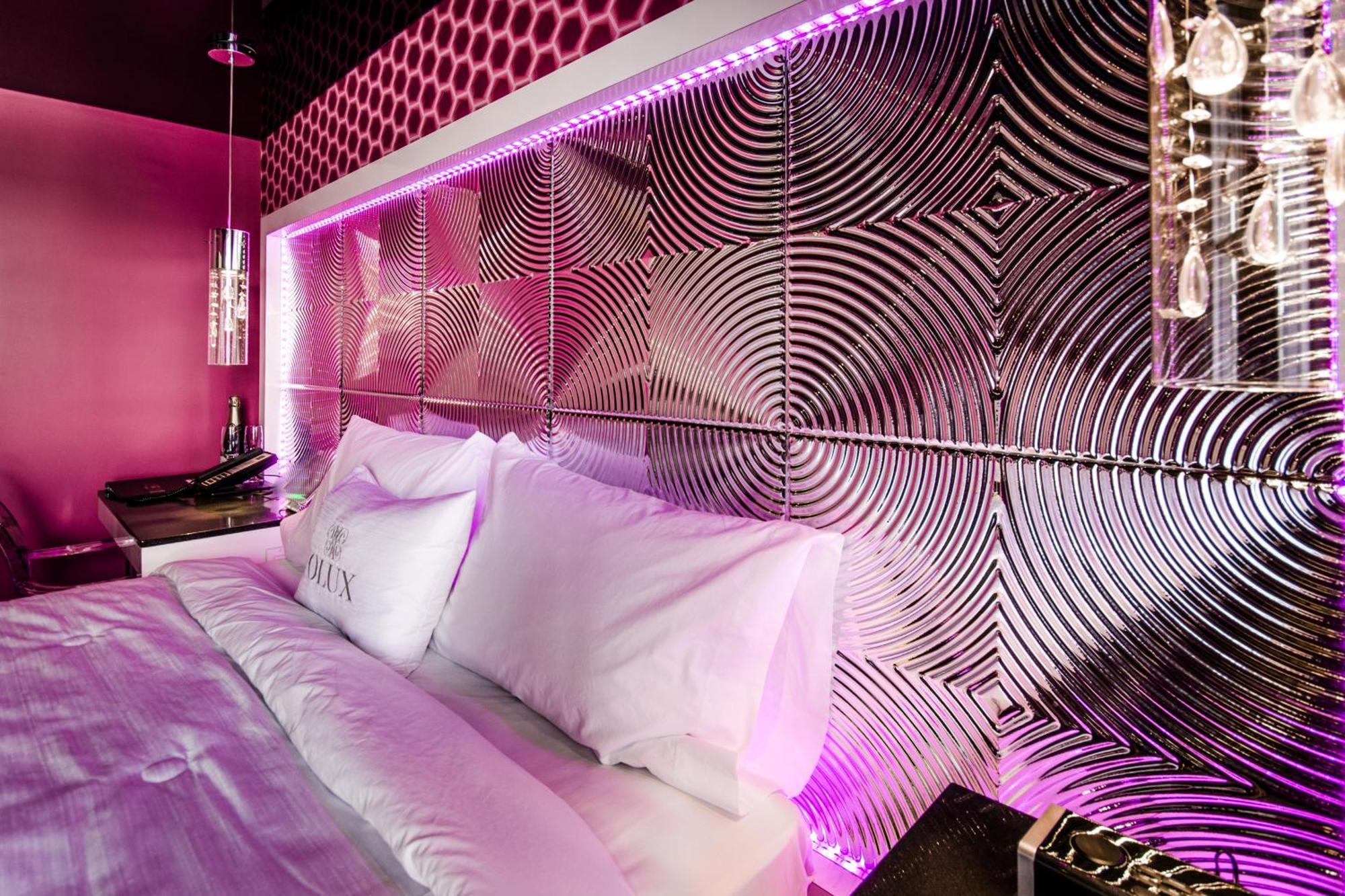 Olux Hotel-Motel-Suites Лавал Екстериор снимка