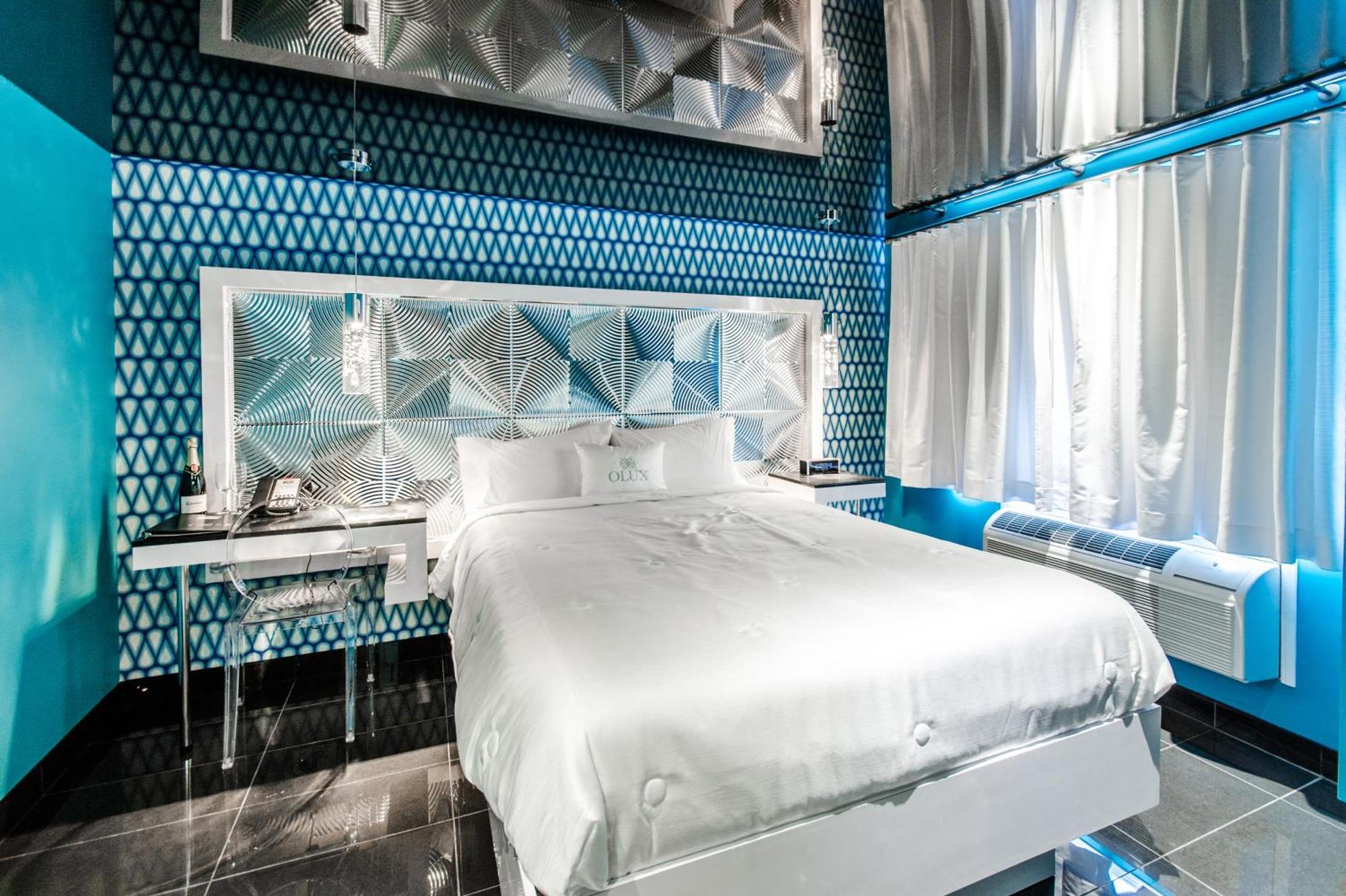 Olux Hotel-Motel-Suites Лавал Екстериор снимка