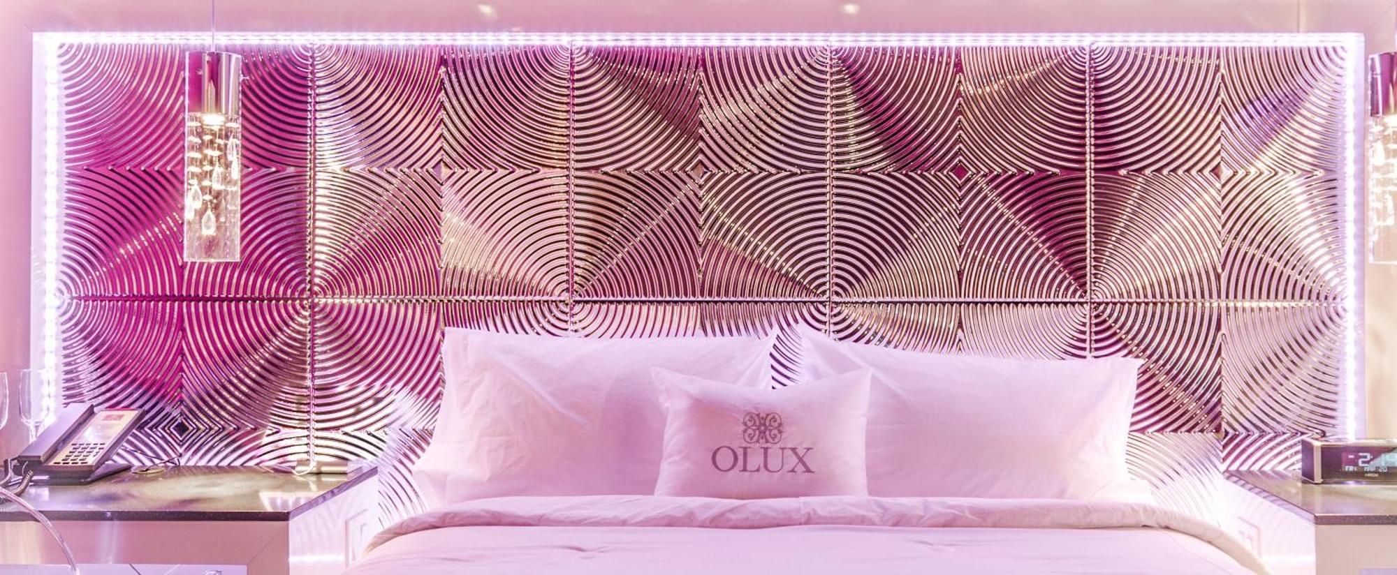 Olux Hotel-Motel-Suites Лавал Екстериор снимка
