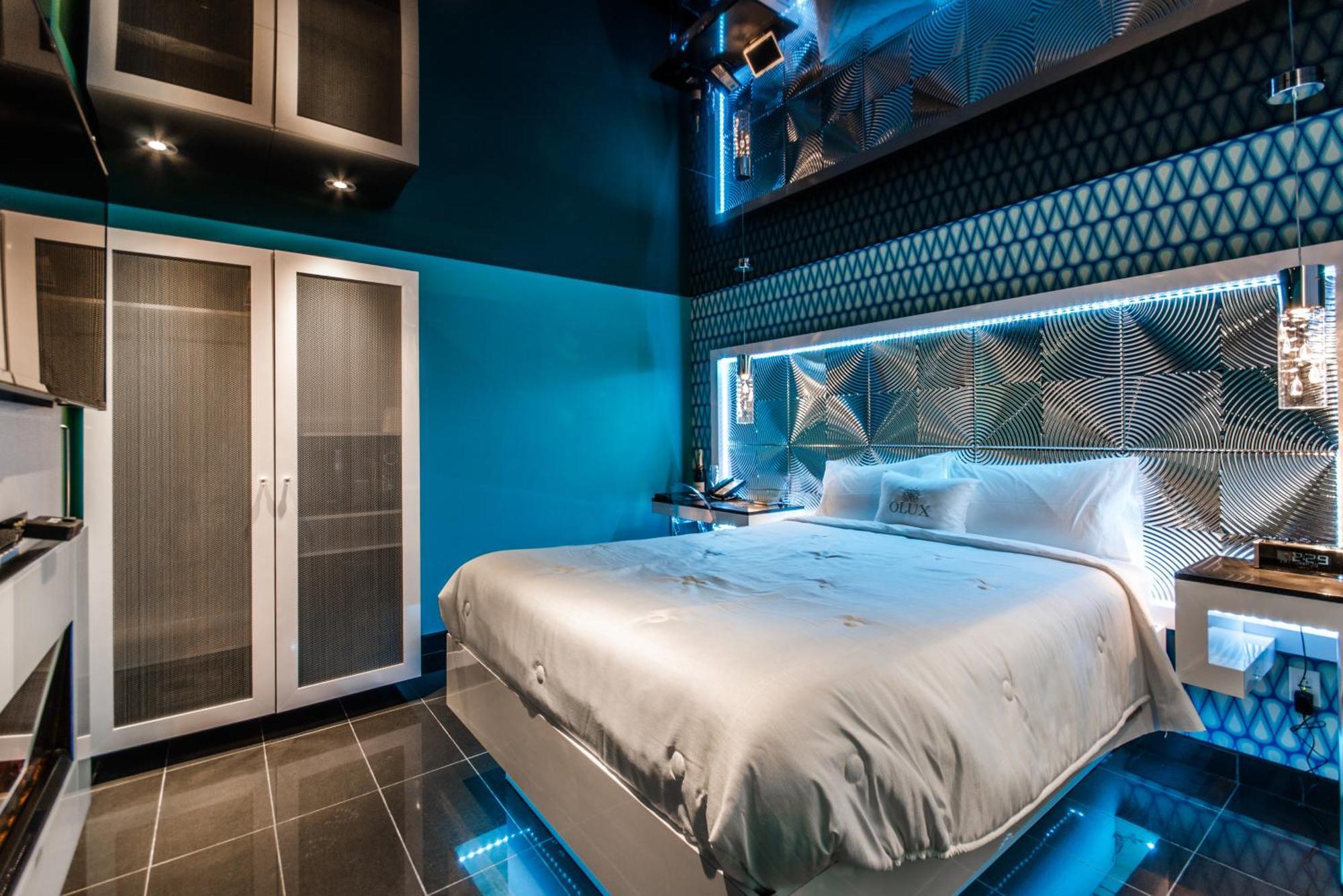 Olux Hotel-Motel-Suites Лавал Екстериор снимка