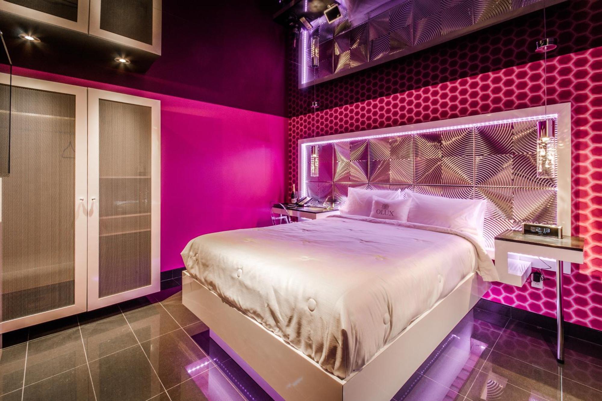 Olux Hotel-Motel-Suites Лавал Екстериор снимка