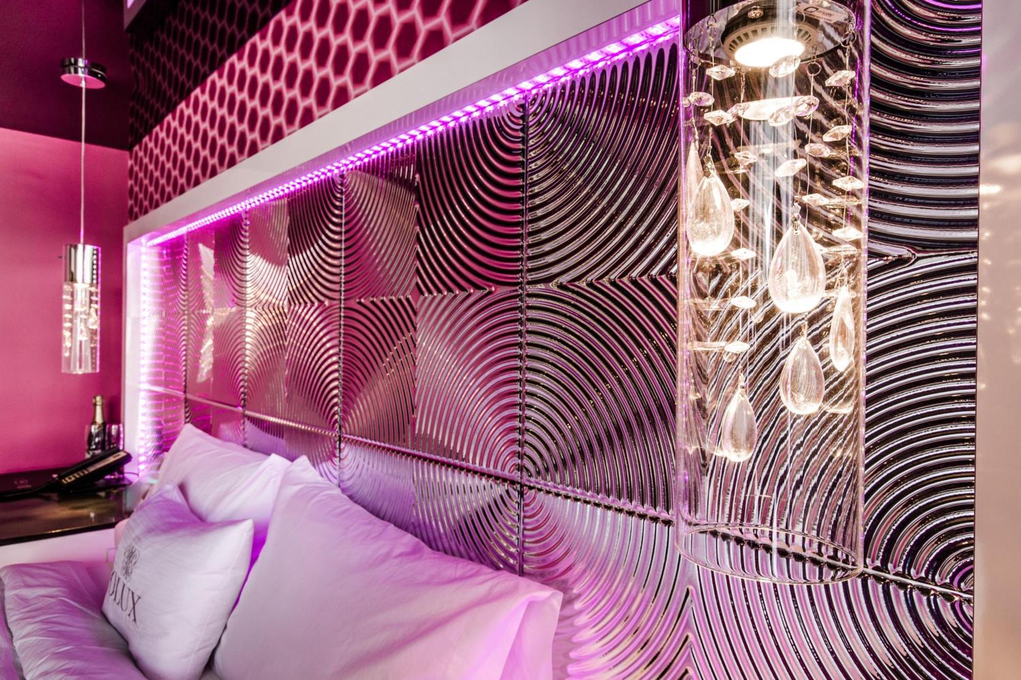 Olux Hotel-Motel-Suites Лавал Екстериор снимка