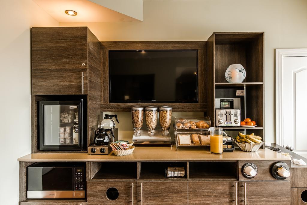 Olux Hotel-Motel-Suites Лавал Екстериор снимка