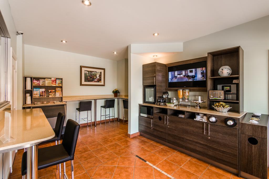 Olux Hotel-Motel-Suites Лавал Екстериор снимка
